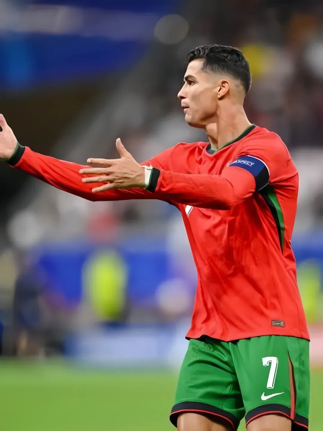 九游-葡萄牙国家队训练开放日，今晨造点机会引观众欢呼，法联杯在即，纪律约束更严格(欧洲杯葡萄牙踢法国开赛)