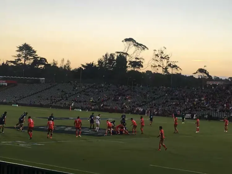 洞庭朱雀队鏖战岭东战狼队,橄榄球附加赛爆冷,转换速度占优。赛后更衣室沸腾的简单介绍 洞庭朱雀队鏖战岭东战狼队,橄榄球附加赛爆冷,转换速度占优。赛后更衣室沸腾的简单介绍