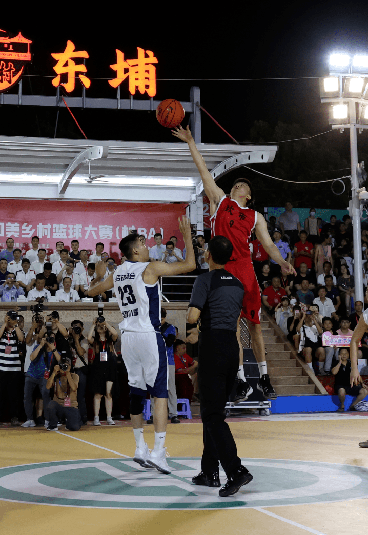 篮球赛场再起风云:渝州鲨队队险胜闽南独角兽队,赛场气氛火爆新人首发惊艳(形容篮球赛气氛) 篮球赛场再起风云:渝州鲨队队险胜闽南独角兽队,赛场气氛火爆新人首发惊艳(形容篮球赛气氛)