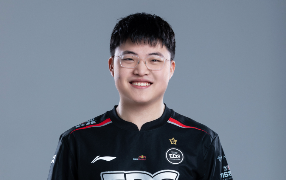 战术调整引发热议!,Uzi在日本队比赛中持续失利上演精彩一战 战术调整引发热议!,Uzi在日本队比赛中持续失利上演精彩一战