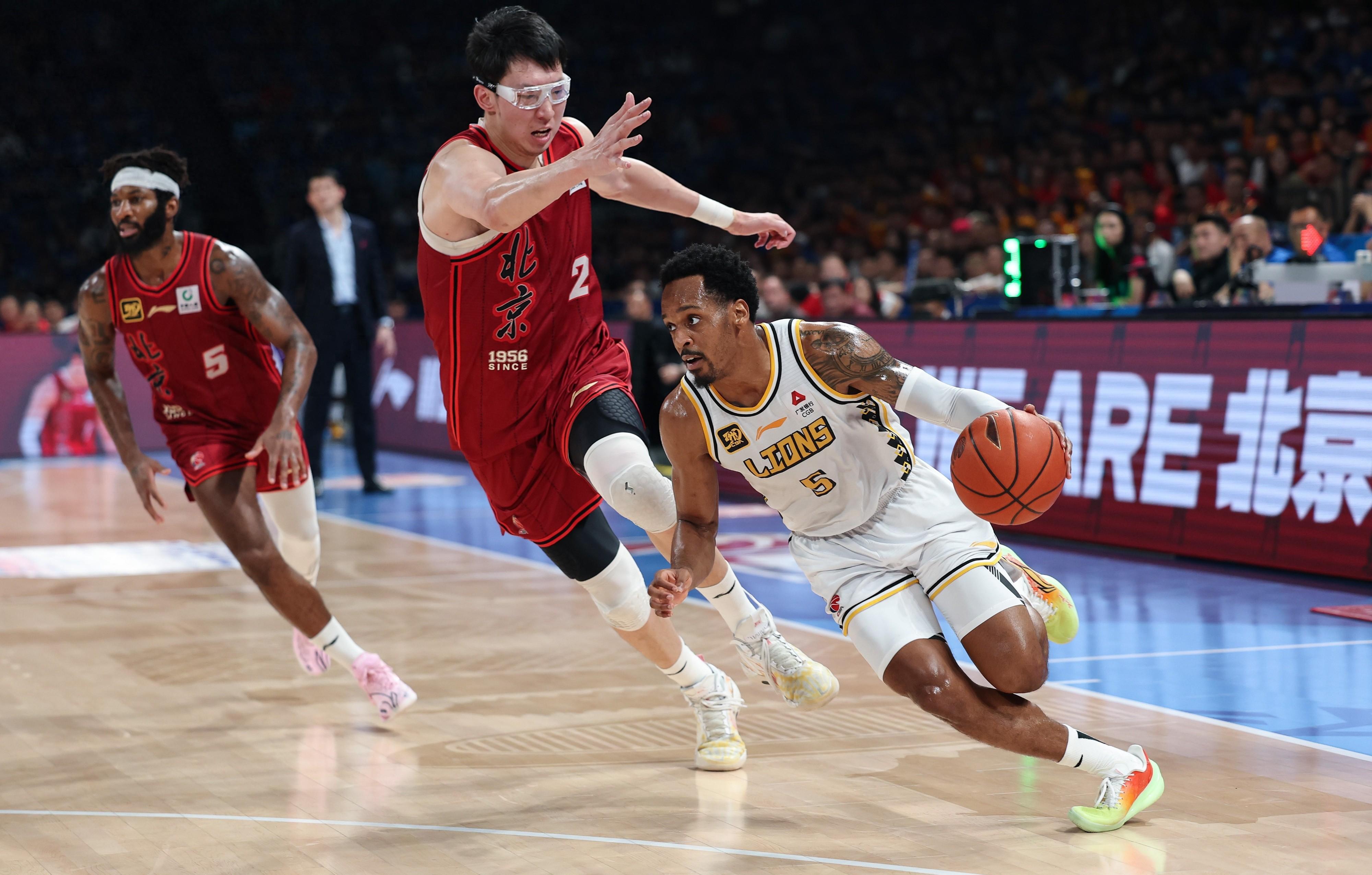 里程碑夜北京首钢队长鼓劲，NBA总决赛加时末段刷纪录，引发热议，控场能力受关注(nba总决赛时间2024回放)