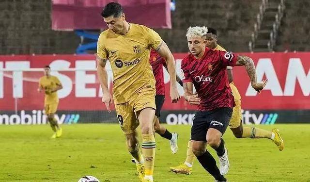  莱万多夫斯基转会曼城 